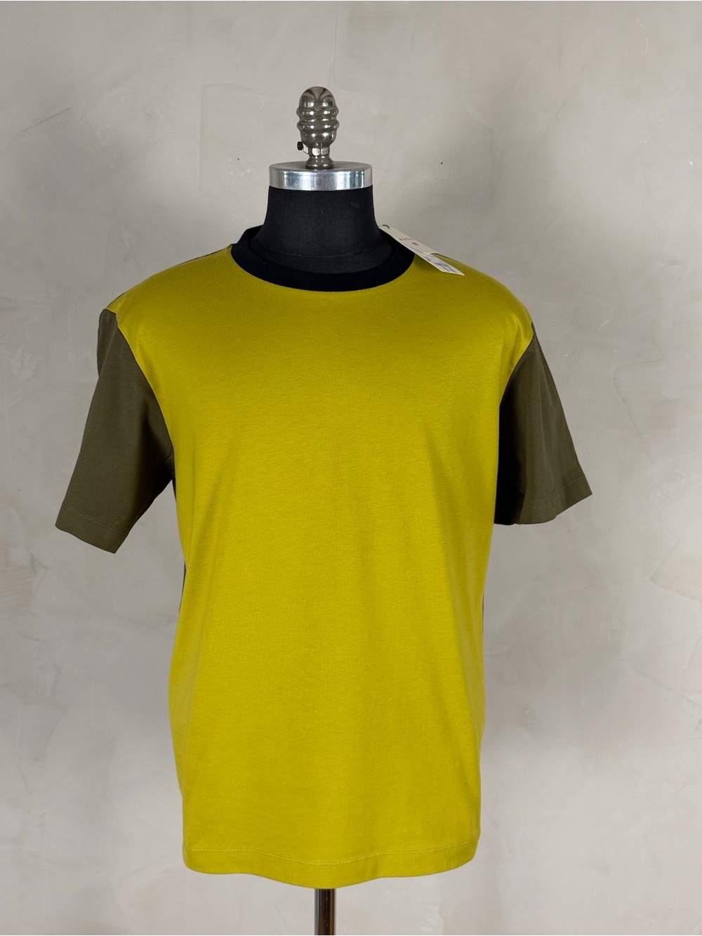 Uniqlo Two-Tone Short Sleeve Tee in Yellow and Olive with Black Collar NWT